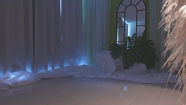 Snapshot of AmyArmstrong chatting on 12.04.25 AmyArmstrong online show from 12.04.25