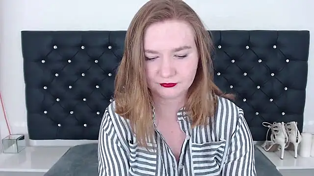 Snapshot of LaraDream chatting on 03.19.25 LaraDream online show from 03.19.25